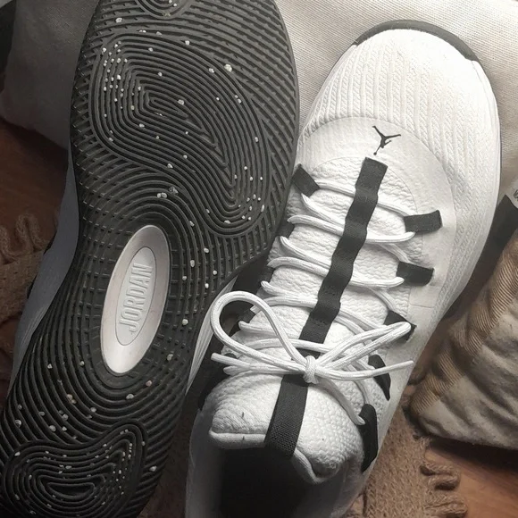 Nike Men's Jordan White and Black Low-Top Athletic Sneakers - Picture 7 of 12